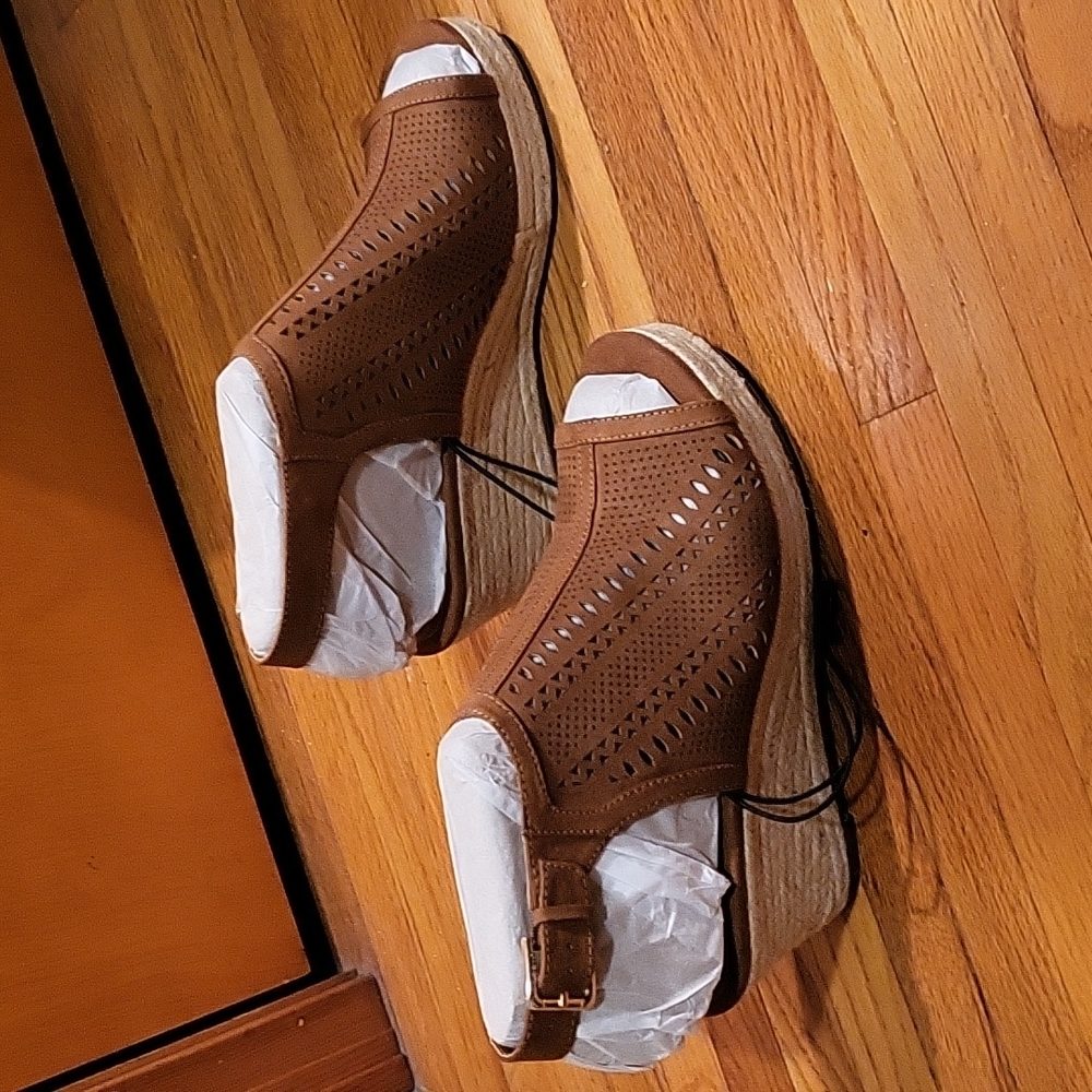 NWT Liz Claiborne size 9.5 womens shoes.